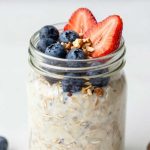 اوورنایت اوتز (Overnight Oats) چیست؟ راهنمای جامع صبحانه سرد، فوری و رژیمی بدون پخت